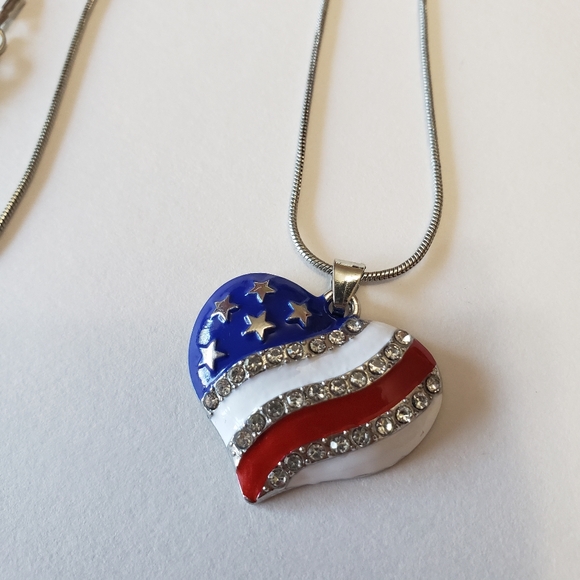 Exquisite Heart-Shaped Rhinestone Pendant Necklace - Dazzling Zinc Alloy Jewelry - Picture 3 of 7